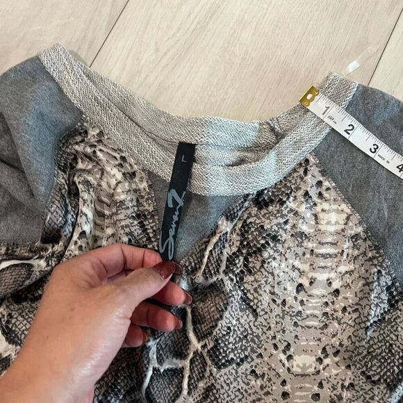 SEVENZ | Women's Gray Snakeskin Print Long Sleeve Sweater Sz L - Picture 5 of 8